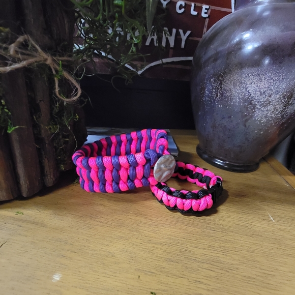 Handmade Paracord 550 Bracelets in Corbra and Trilobite Weave - Picture 8 of 10